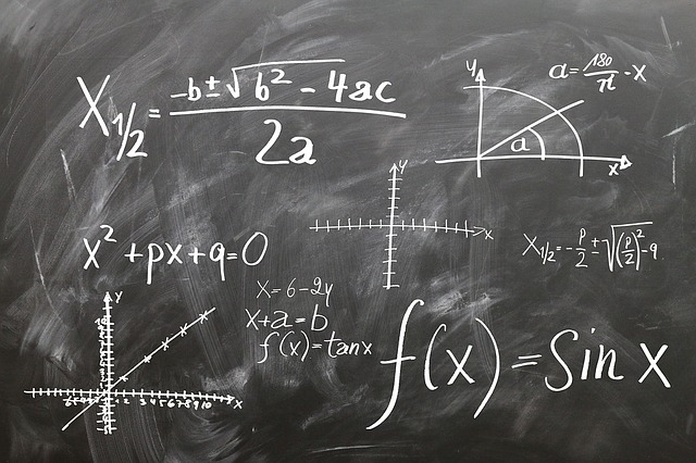 matematické vzorce na tabuli
