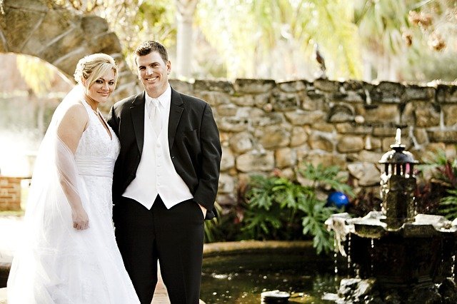 nevěsta i ženich u fontány