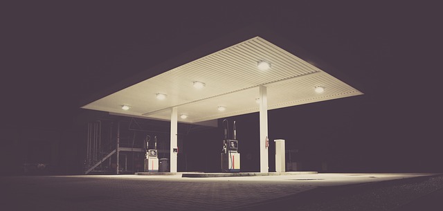 Benzínová pumpa v nočních hodinách