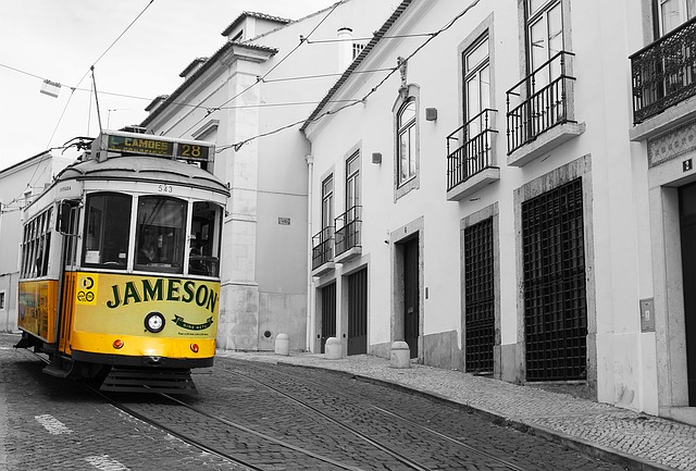 Historická žlutá tramvaj